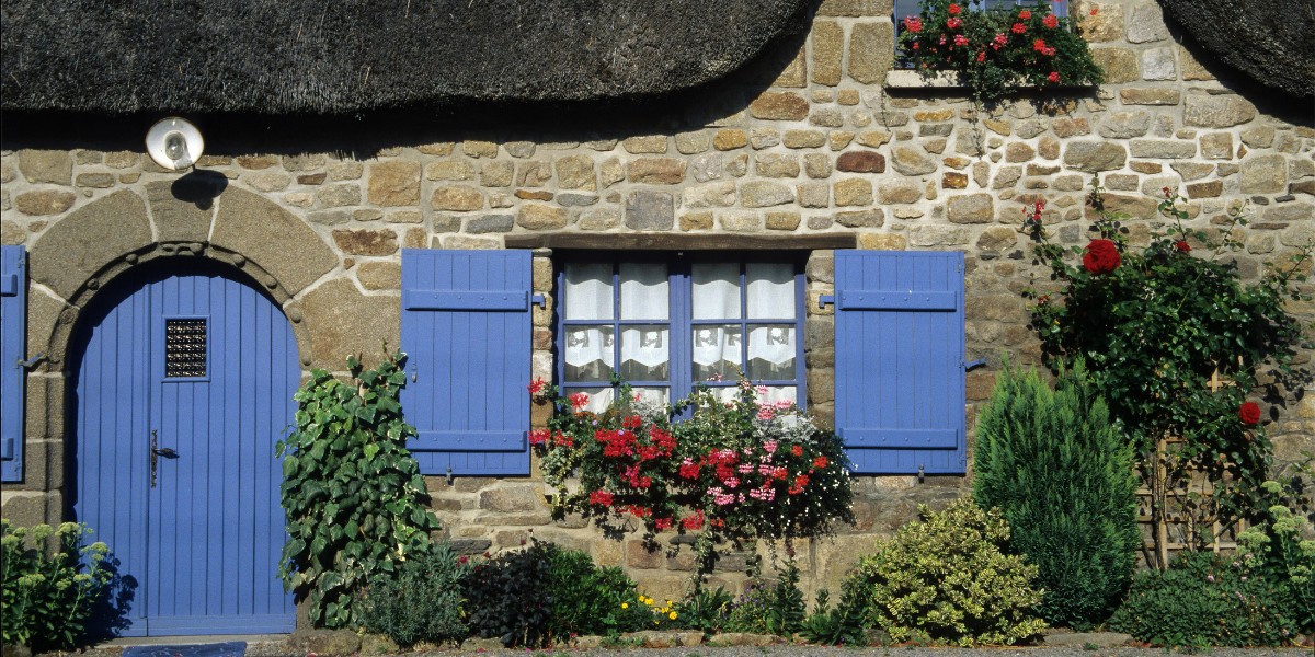 Maison en pierre bretonne avec volets bleus à vendre dans le Pays d'Auray - LA VIE ICI Immobilier